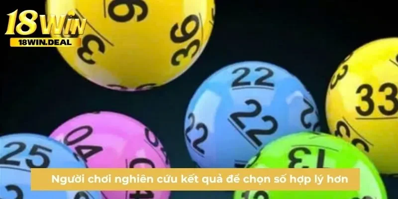 Người chơi nghiên cứu kết quả để chọn số hợp lý hơn